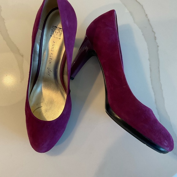 ANNE KLEIN FUSHIA SUEDE PUMP - Picture 10 of 14